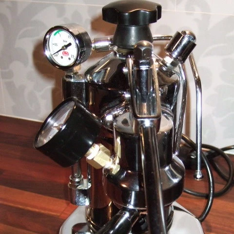 Modifizierter Kolben mit Manometer