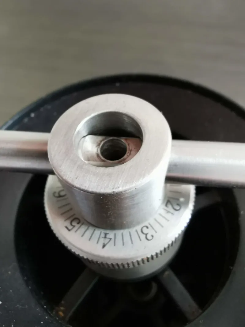 Um das Einstellrad zu demontieren, muss die Schraube oben entfernt werden