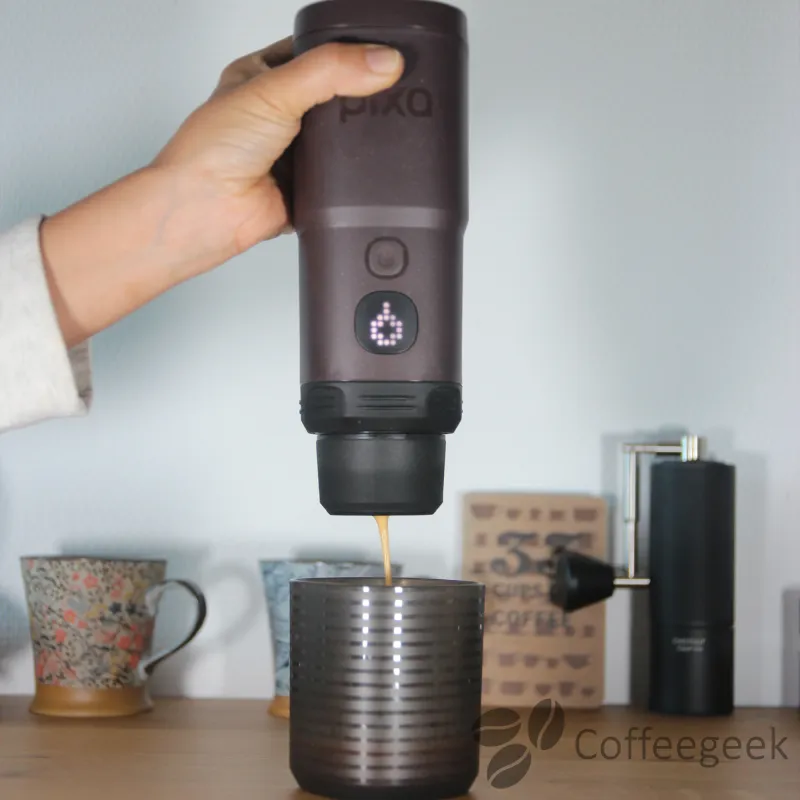 Extraktion läuft: Wenn die Nespresso-Kapsel durchstochen wird, ist ein Knall zu hören.