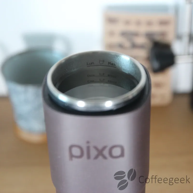 Den Wassertank bis zum gewünschten Füllstand gemäß der Skala befüllen.