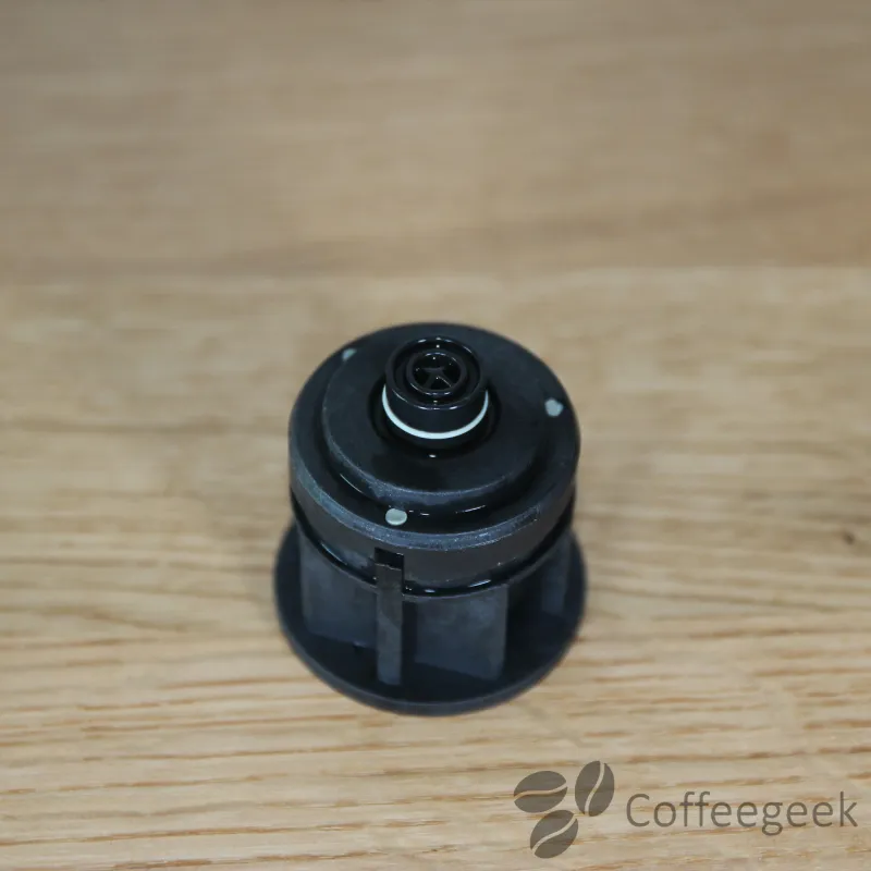 Das Ventil auf die Nespresso-Kapsel setzen, ohne zu drücken; es wird während der Extraktion durchstochen.