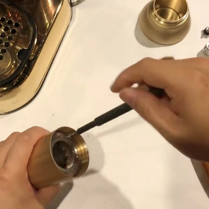 Unscrewing Apollo screws