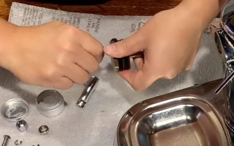 Assembling the piston seals