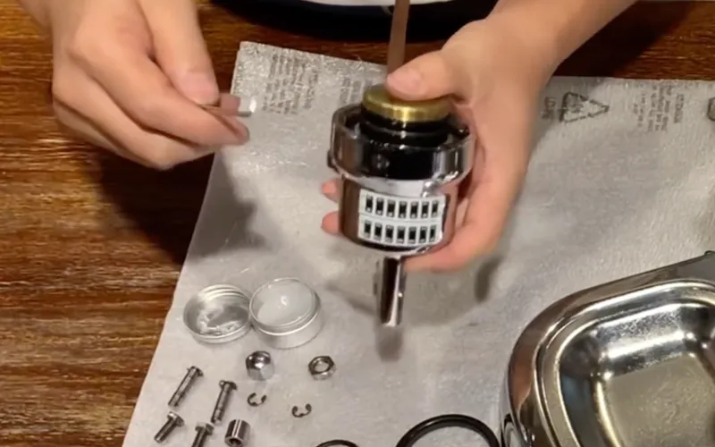 Reassembling the piston