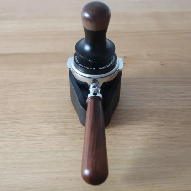 Tamper with integrated guide