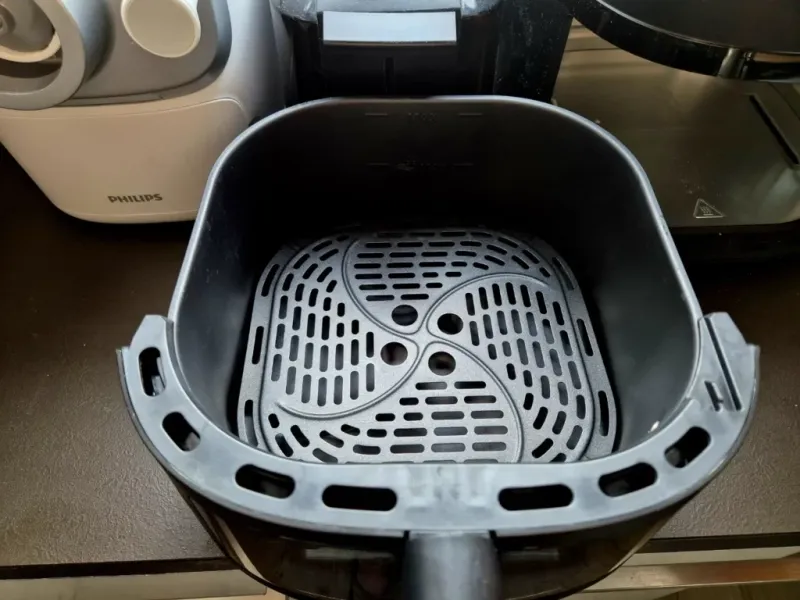 Open drawer of the Philips AirFryer 6.2L with removable rack