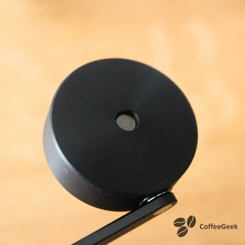 Magnet integrated in the handle