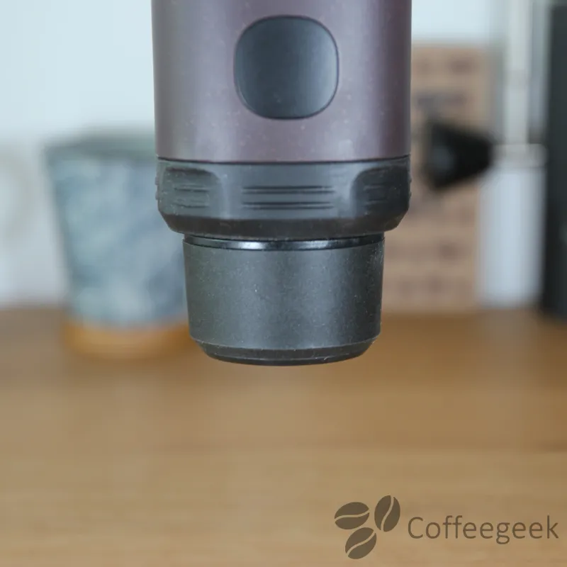 Place the assembly in the cap and screw it onto the coffee machine.