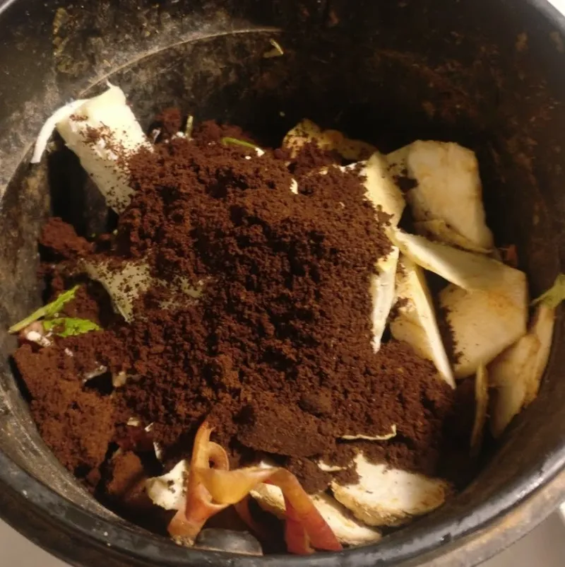 Posos de café mezclados con el compost