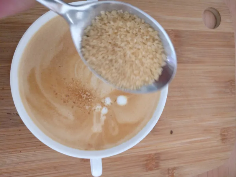 Se añade azúcar moreno al café