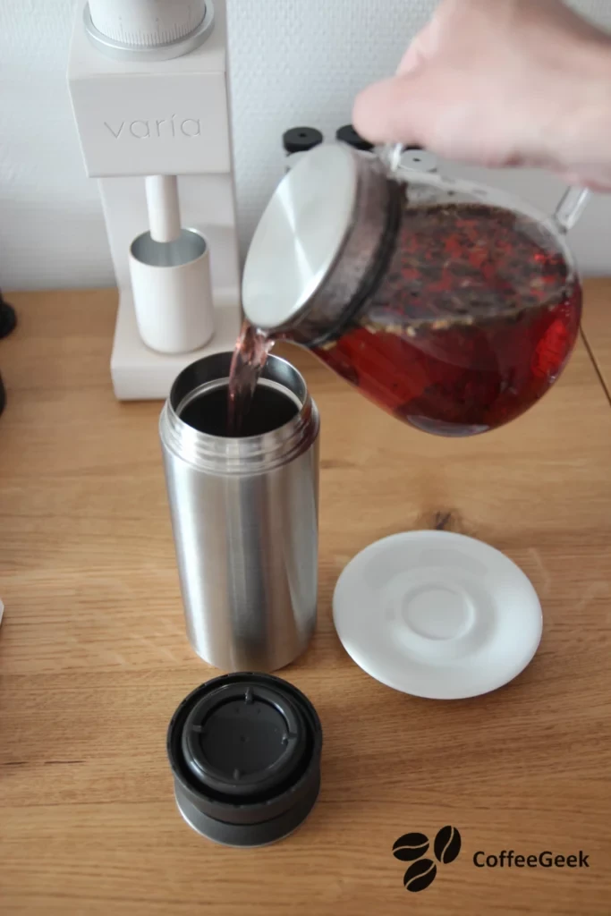 Vertido del té infusionado en una botella