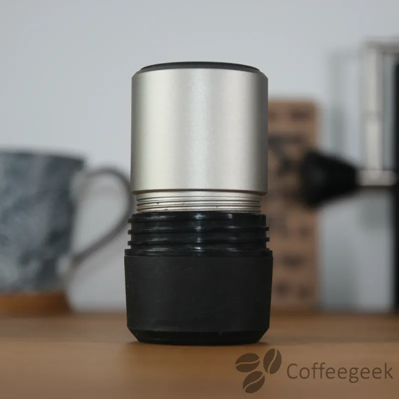 El depósito del molinillo se inserta perfectamente en el filtro del Pixapresso