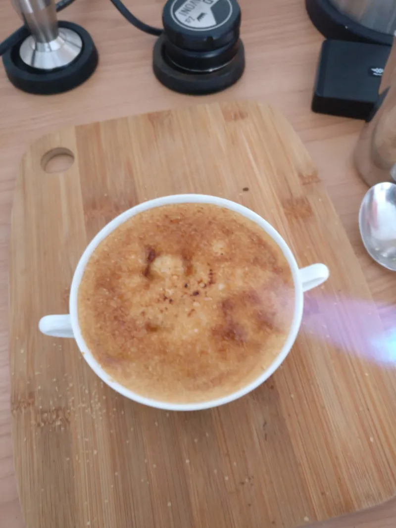 Le sucre roux est caramélisé à l'aide du chalumeau