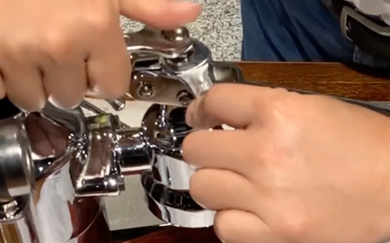 Dévisser l'écrou du piston