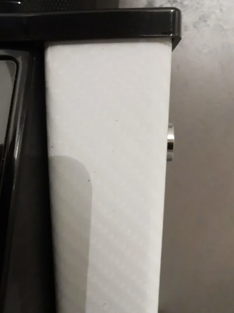 Design chromé et blanc du BZF64