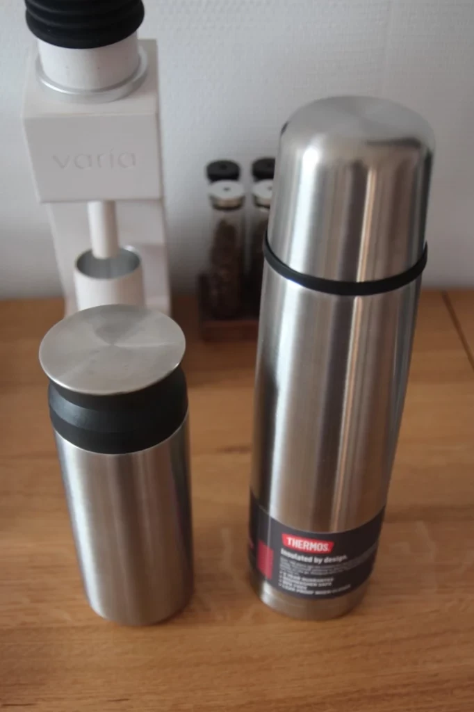 La Kinto à gauche et la thermos à droite