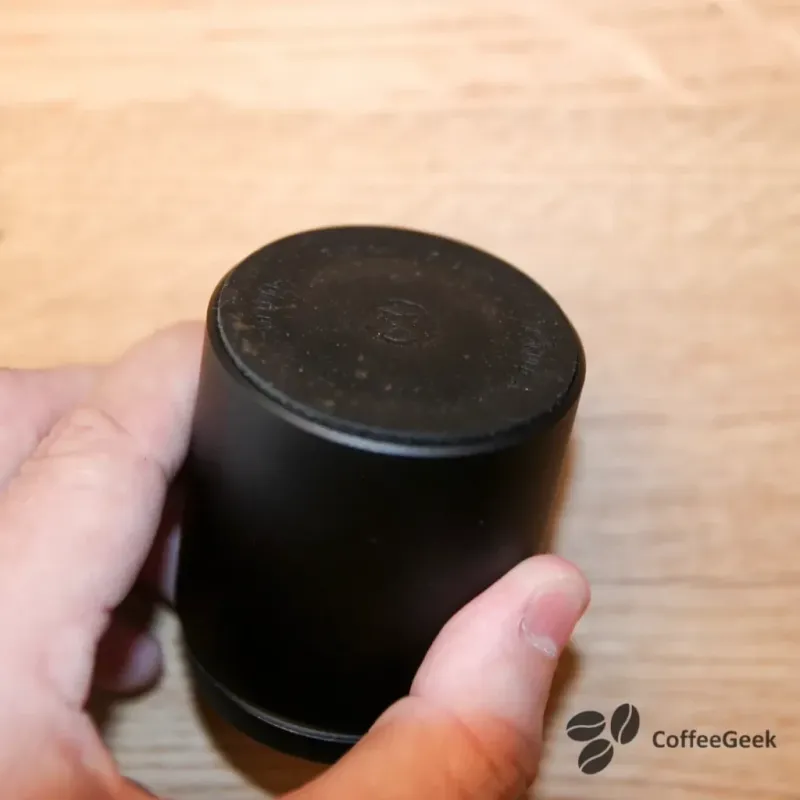 Protection caoutchouc sous le récipient