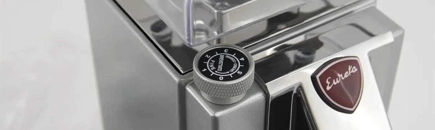 Discover our complete analysis of the Eureka Mignon electric coffee grinder, perfect for espresso and filter coffee enthusiasts. With its 50 mm flat steel burrs, programmable timer and elegant design, it combines performance, precision and low coffee retention.
