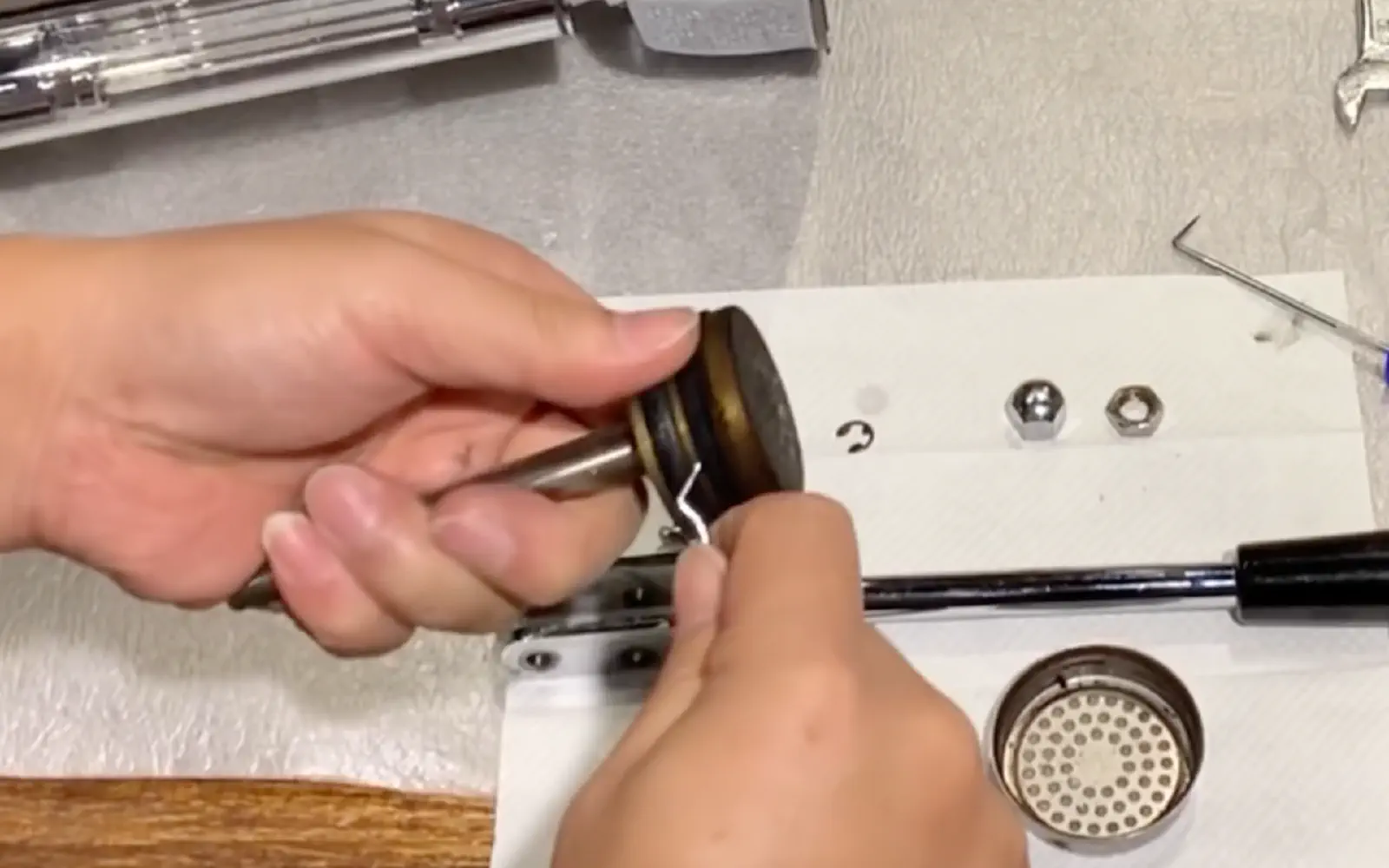 Remove the piston gaskets