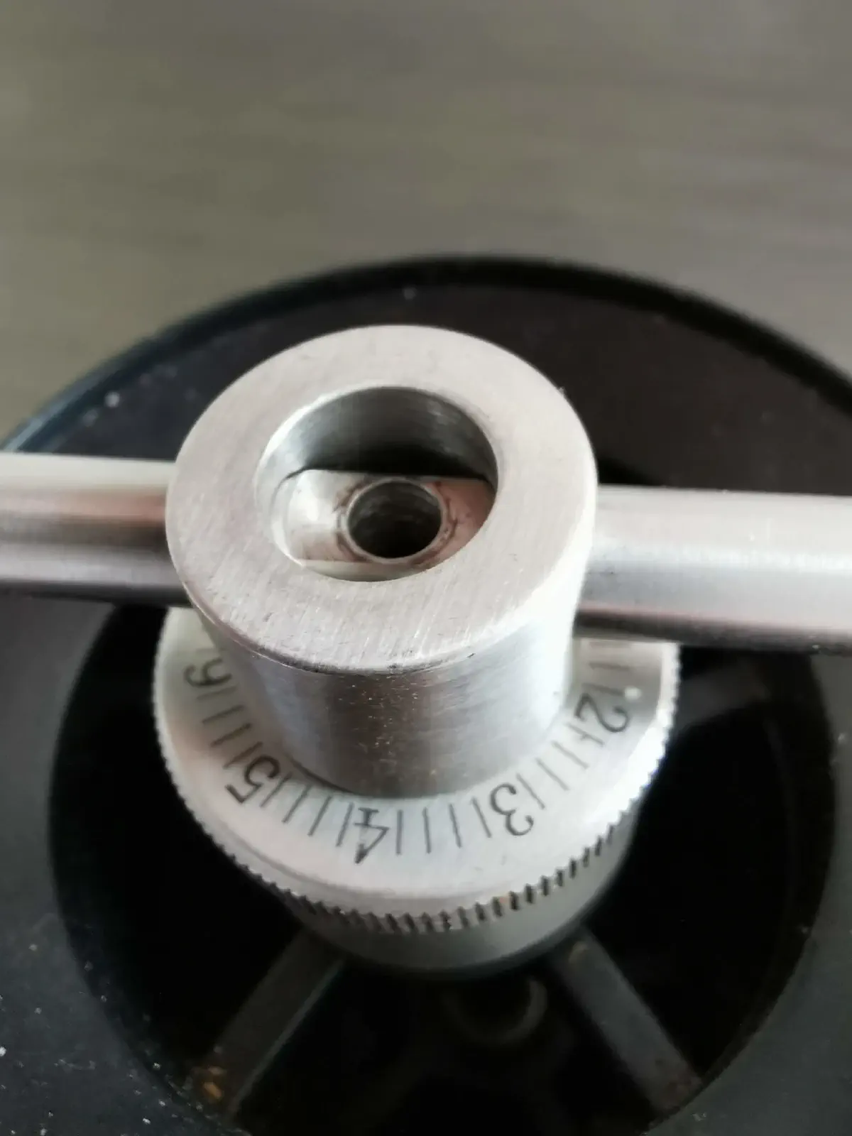 ダイヤルを分解するには、上部のネジを外す必要があります