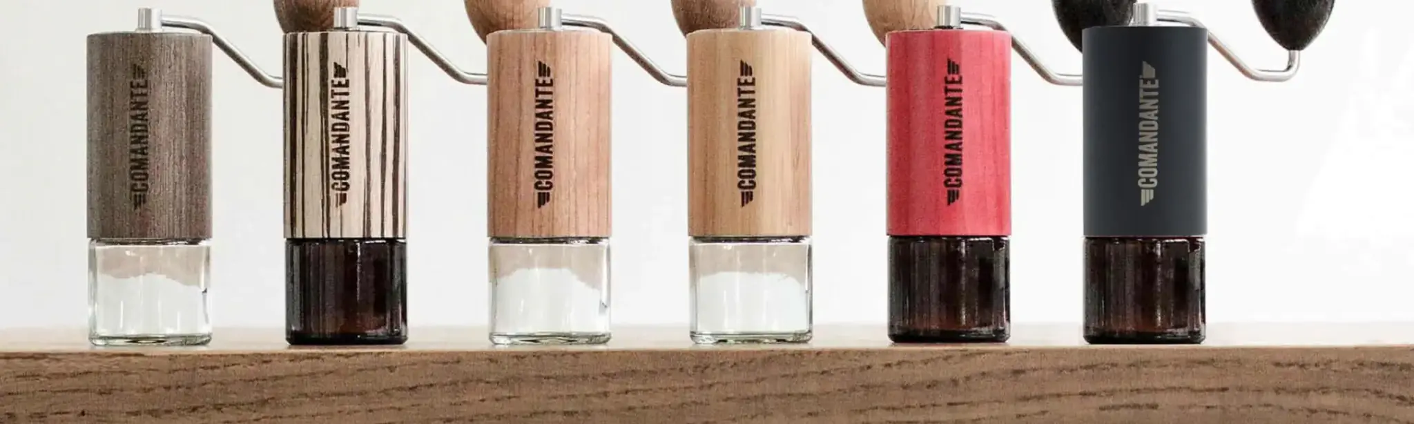 Discover our detailed test of the El Comandante C40 MKIV coffee grinder. We analyze its build quality, espresso performance, and the alternatives to favor for better value for money. A complete guide to make the right choice.