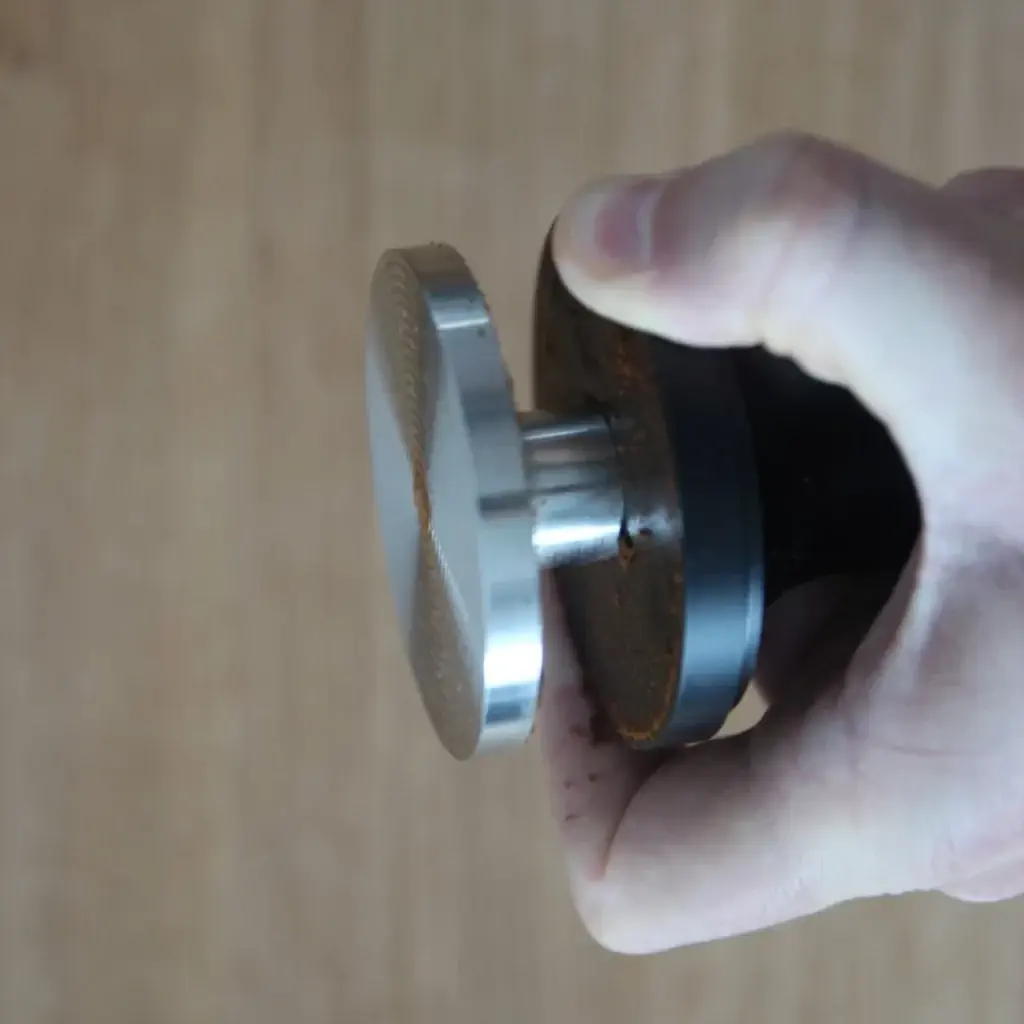 コーヒー残留物のあるタンパー