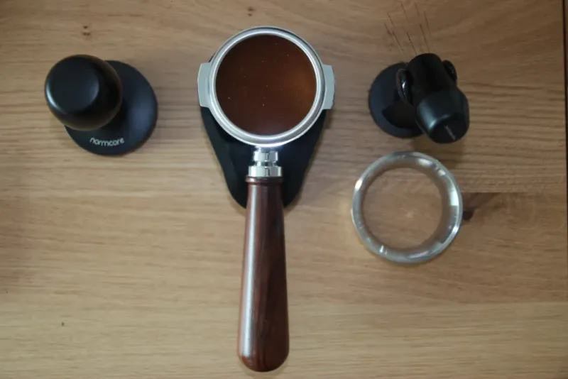 Tamper on portafilter