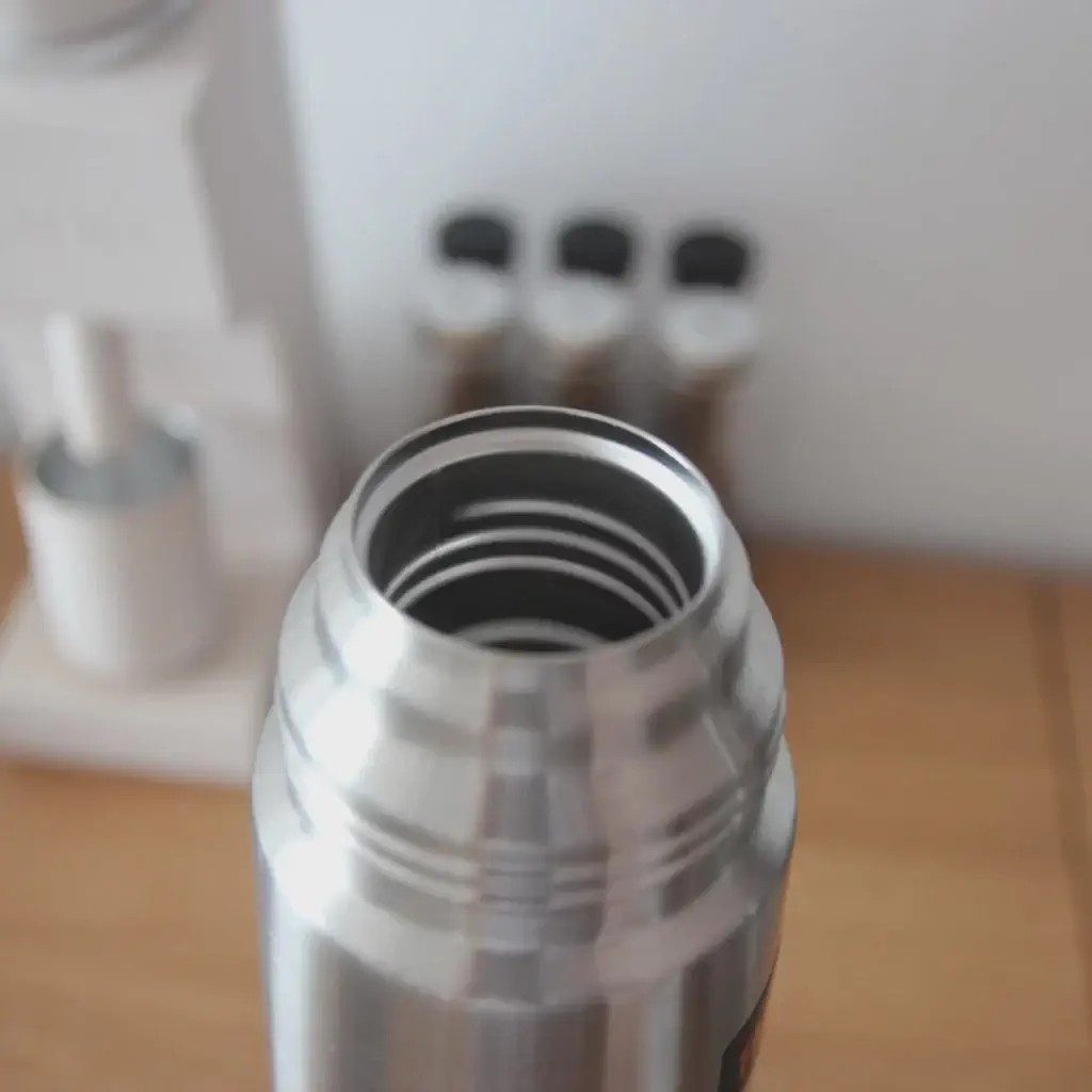 Opening of the Thermos Stainless Steel Bottle 1 liter