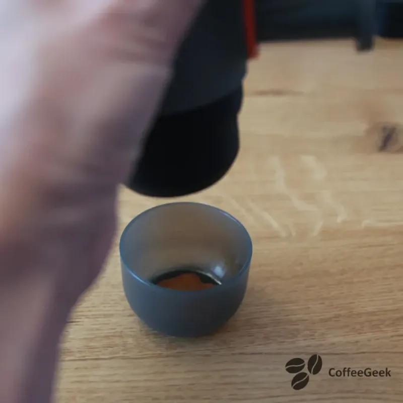 Screwing the portafilter