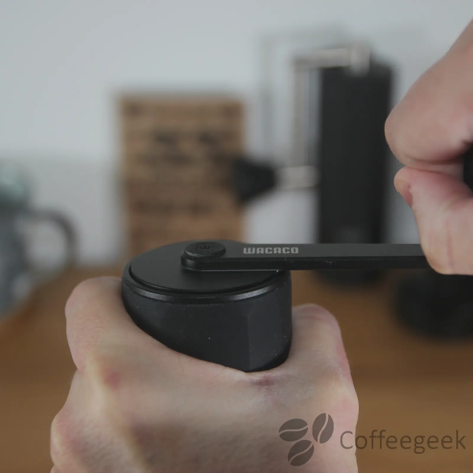 Le café est moulu avec une mouture fine pour l’extraction