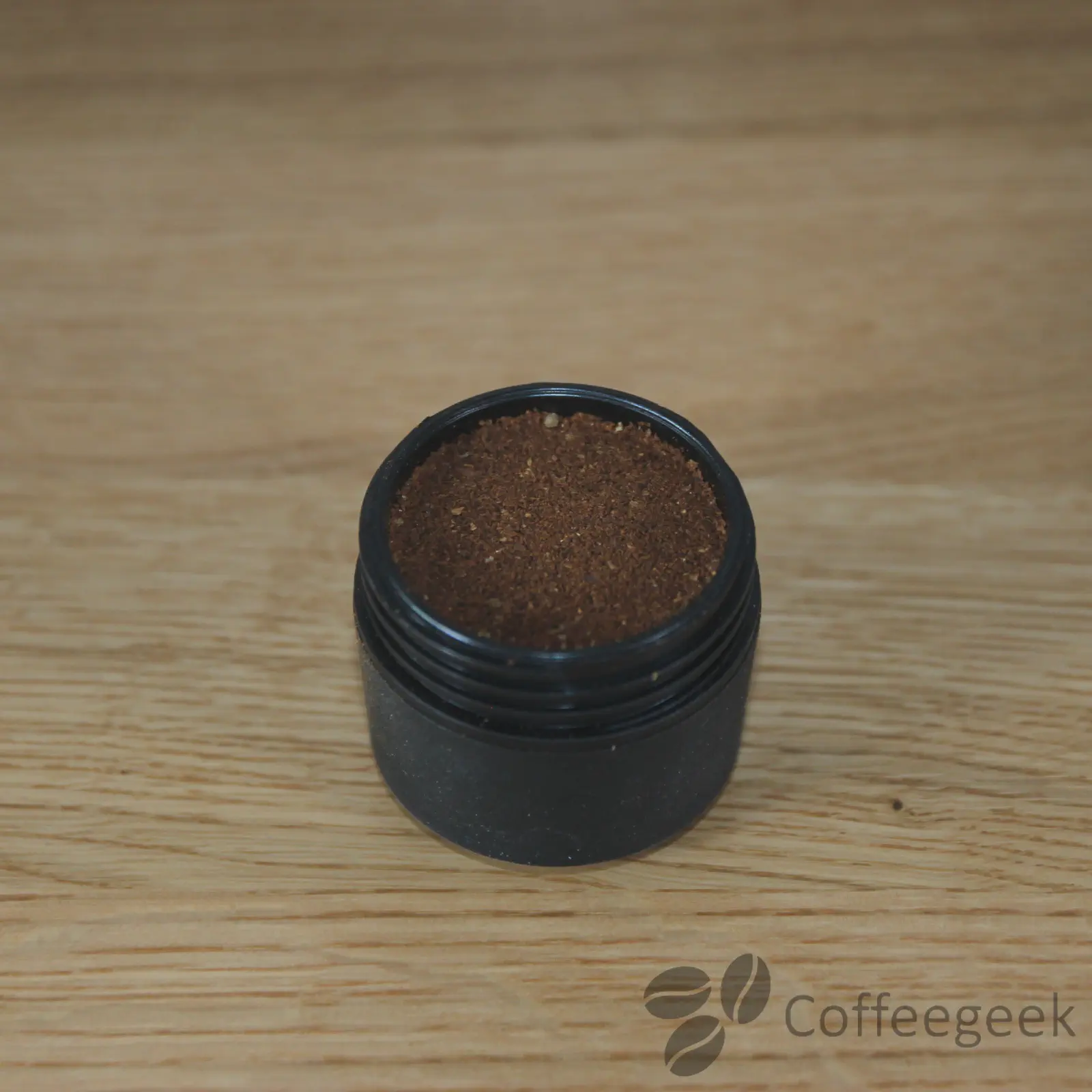 Le filtre est rempli avec 16 g de café fraîchement moulu