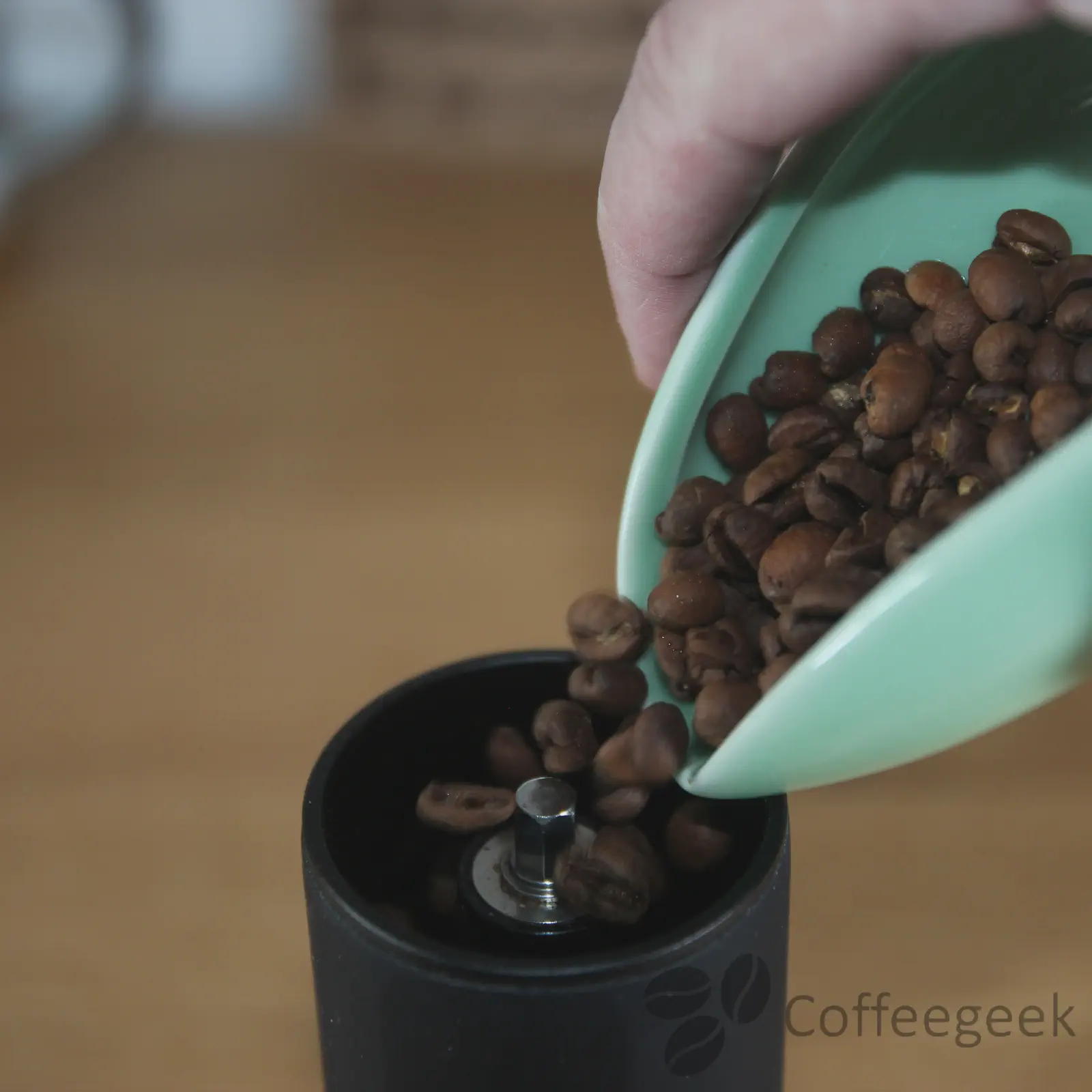 Les grains de café sont versés dans le moulin Exagrind