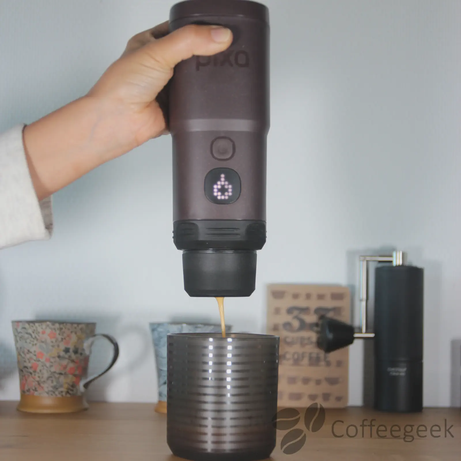 Extraction en cours : lorsque la capsule Nespresso se perce, un pop se fait entendre.