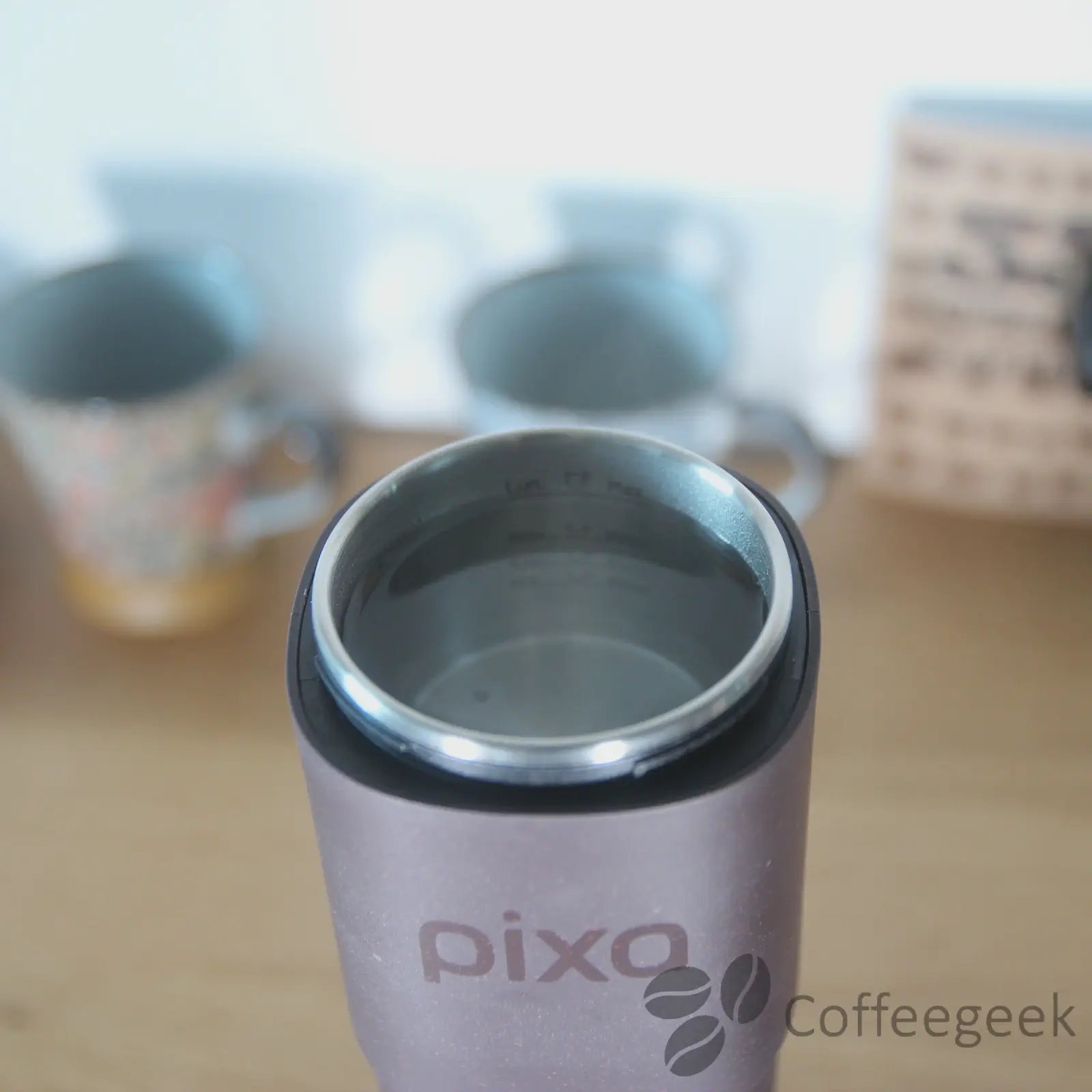 Remplir le réservoir d’eau jusqu’au niveau souhaité en suivant la graduation