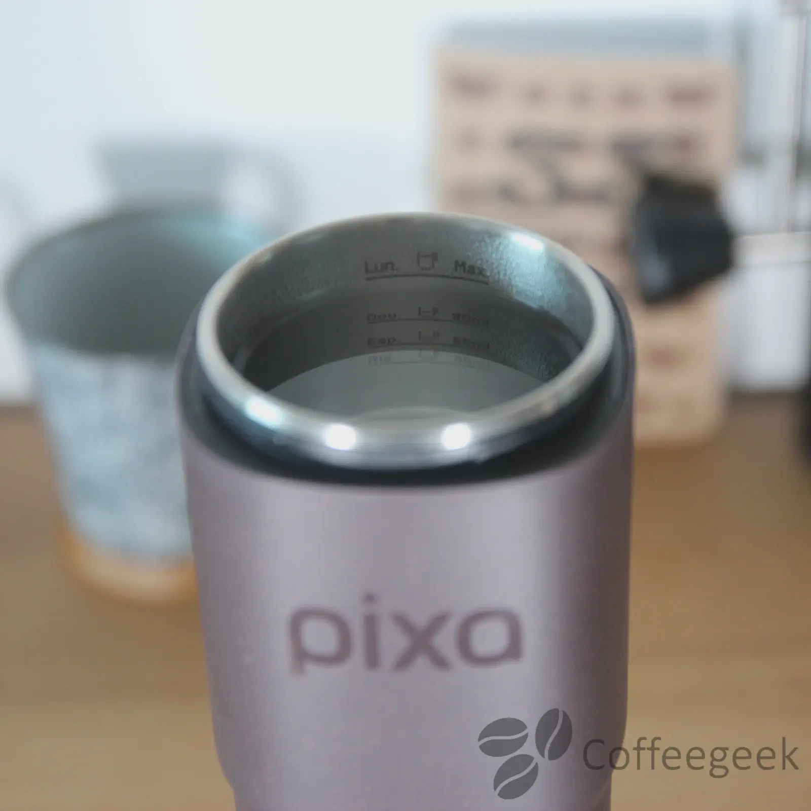 Remplir le réservoir d’eau jusqu’au niveau souhaité en suivant la graduation.