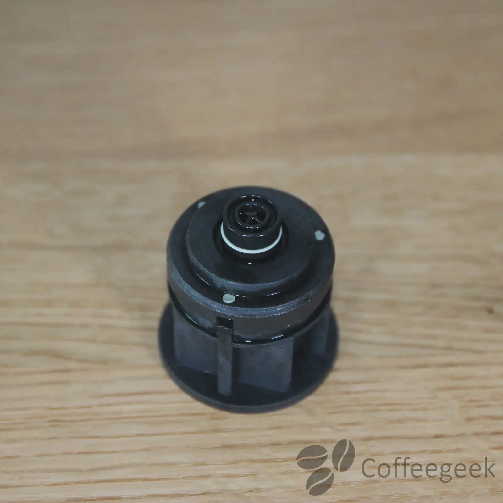 Placer la valve sur la capsule Nespresso, sans forcer ; elle se perce lors de l'extraction.