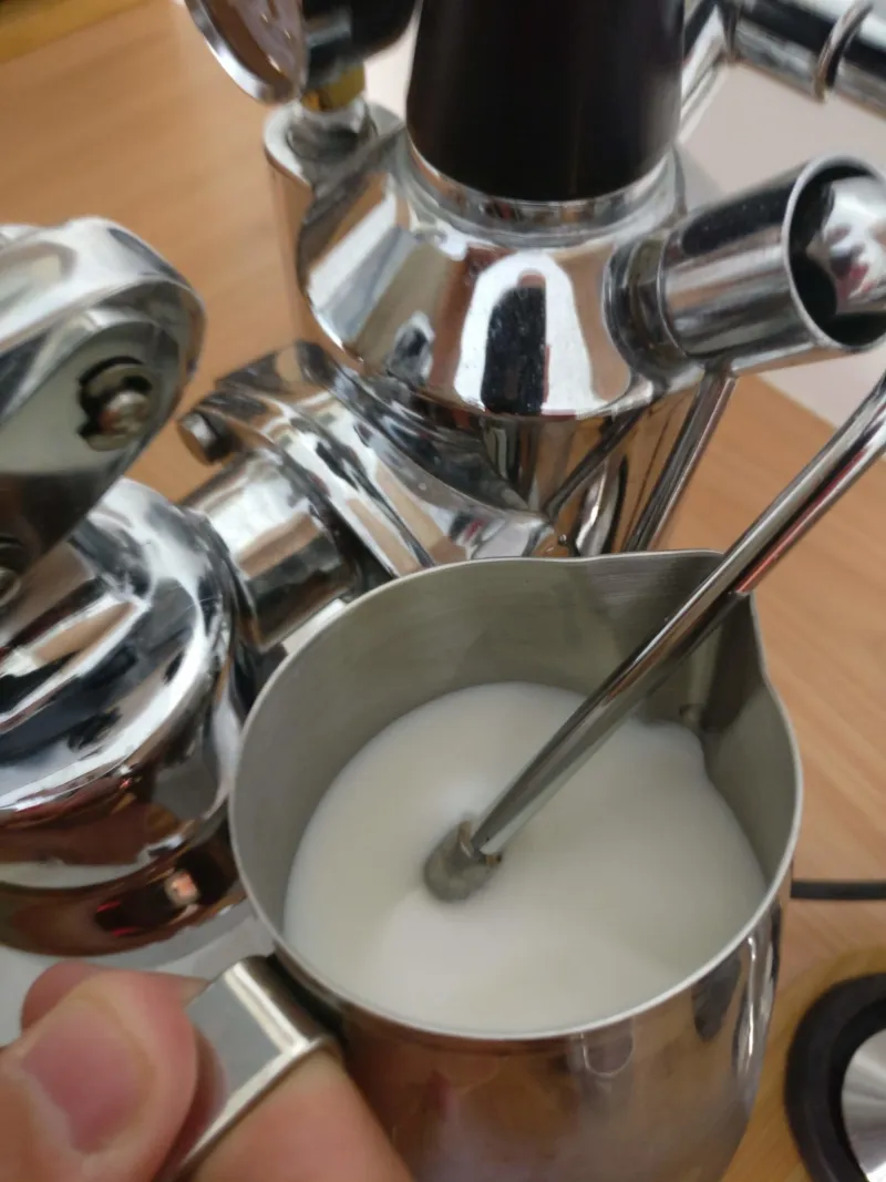 Il latte viene montato con la lancia vapore