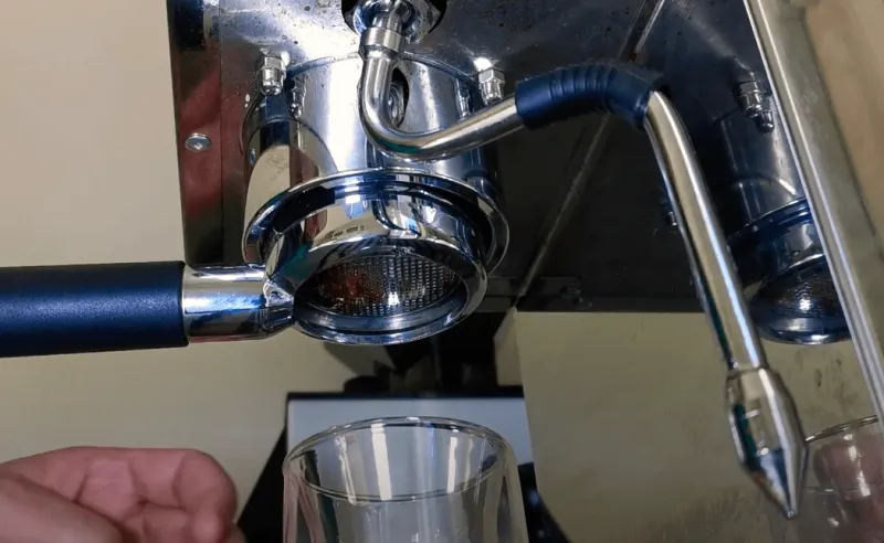 Caffè tostato pronto per l'estrazione