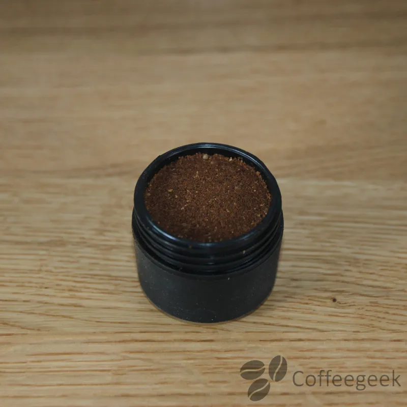 Il filtro è riempito con 16 g di caffè appena macinato