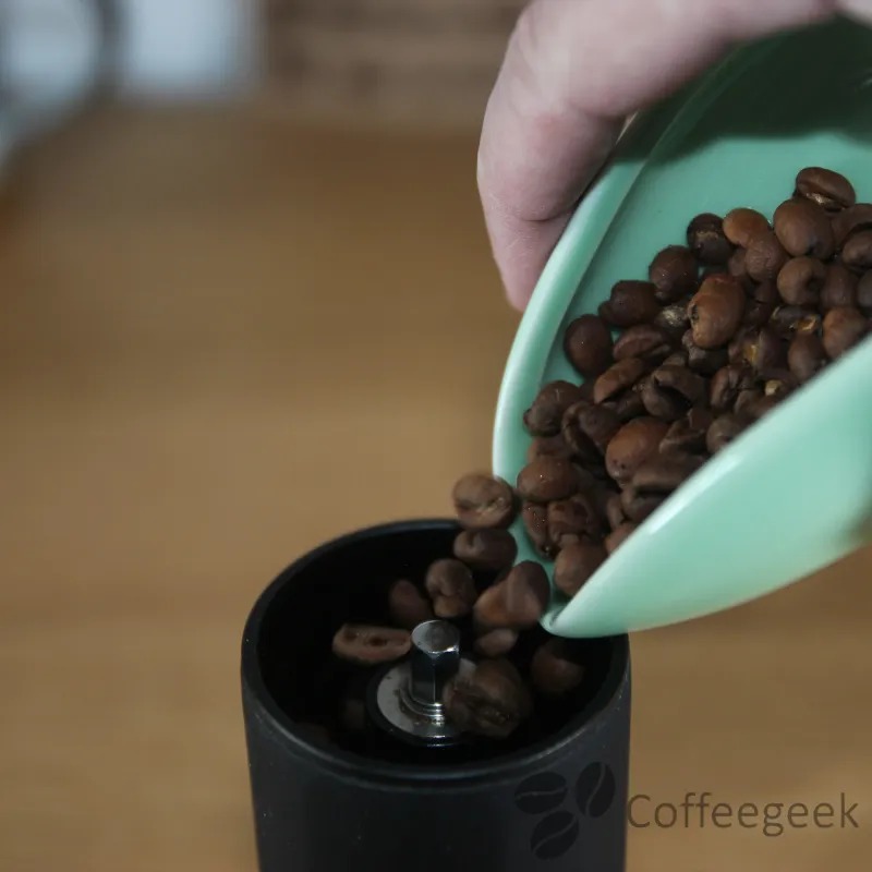 I chicchi di caffè vengono versati nel macinino Exagrind