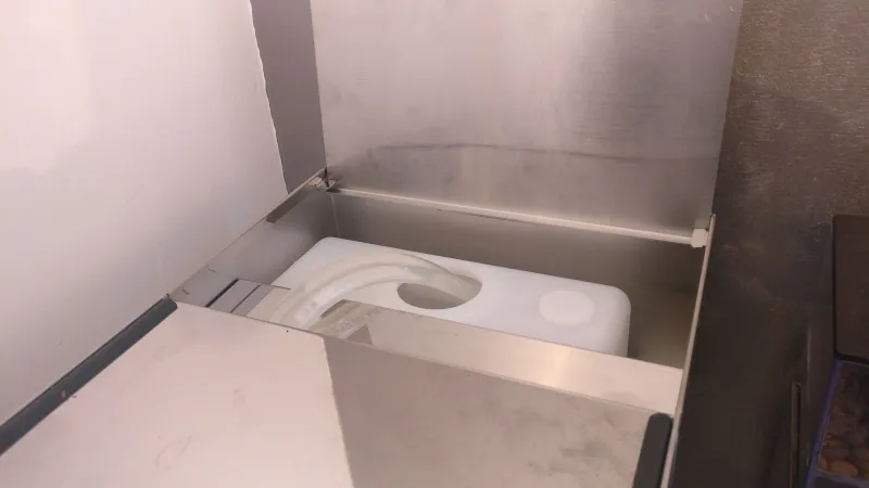 じょうごを使った給水タンクの充填