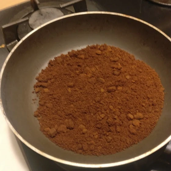 フライパンの油汚れを落とすために使用されるコーヒーかす