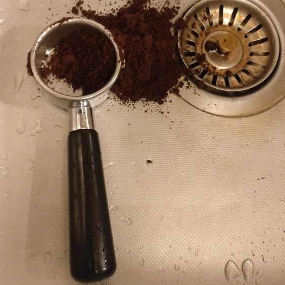 排水管に流されるコーヒーかす