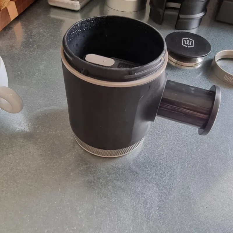 Picopresso内のコーヒーパックの上に置かれたパックスクリーン