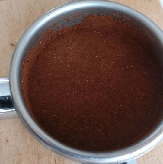 Tamper instapmodel met koffie op de randen