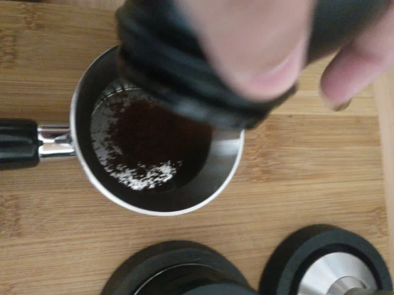 De gemalen koffie wordt in het filter gedaan