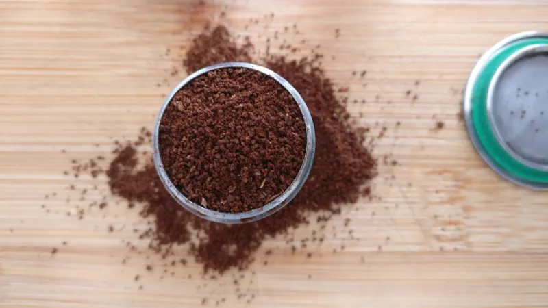 Geopende roestvrijstalen capsule