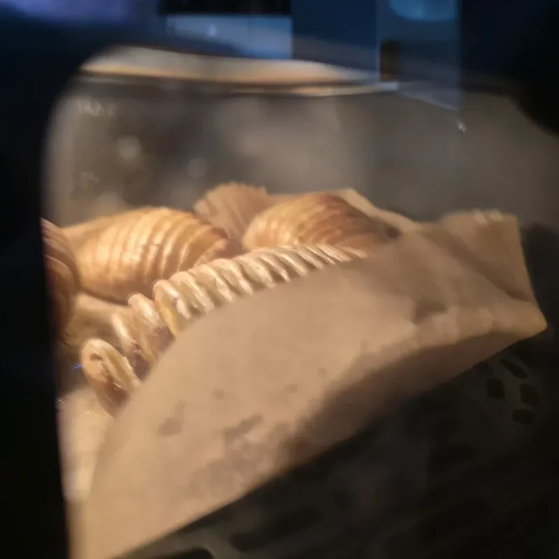 Zicht door het glazen venster van de Airfryer tijdens het koken