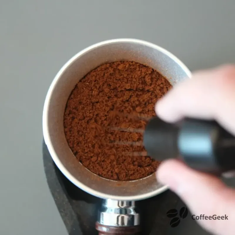 WDT om de koffie gelijkmatig te verdelen