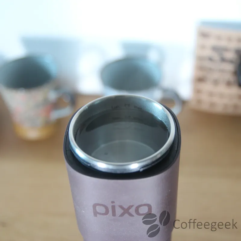 Vul het waterreservoir tot het gewenste niveau volgens de maatstreep